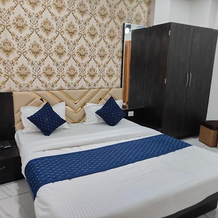 Rk Hotel & Restaurant ديواس المظهر الخارجي الصورة