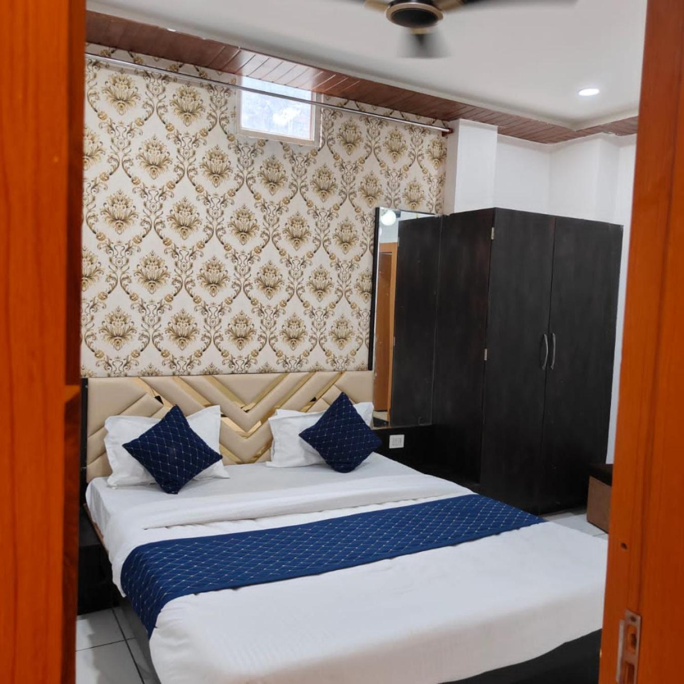 Rk Hotel & Restaurant ديواس المظهر الخارجي الصورة