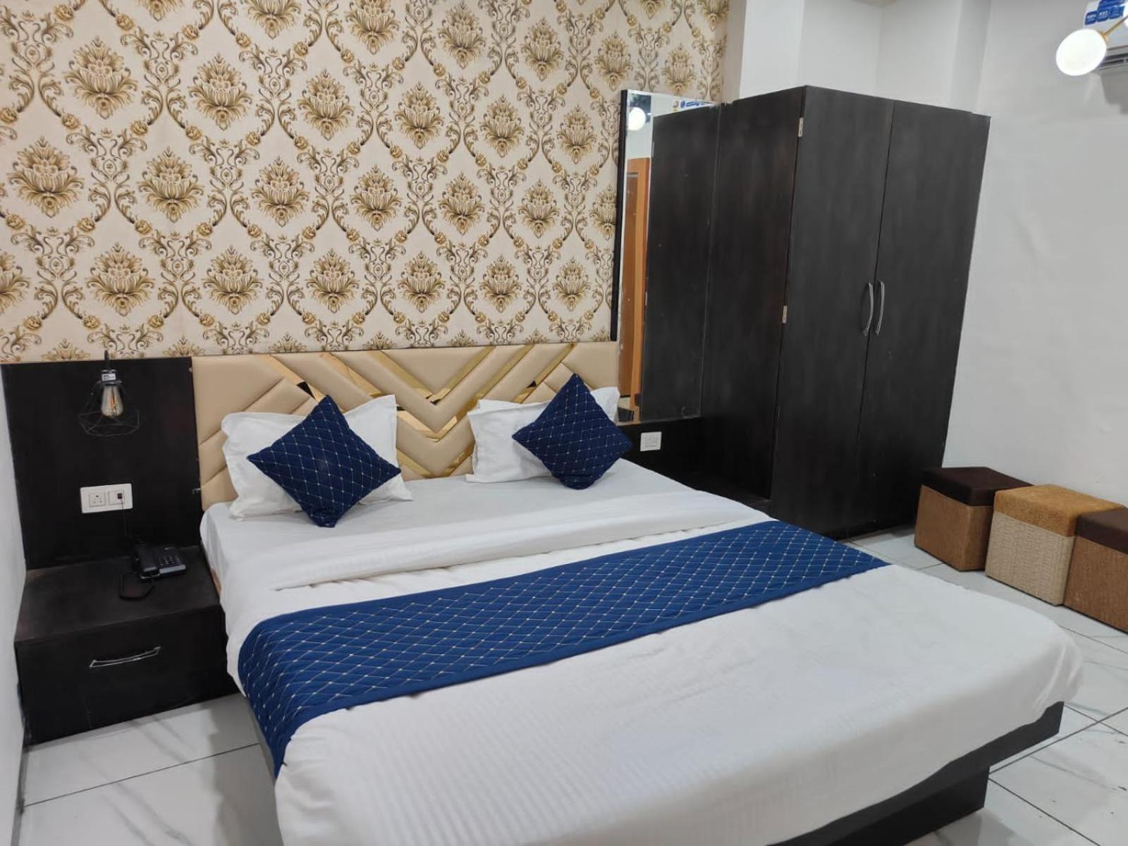 Rk Hotel & Restaurant ديواس المظهر الخارجي الصورة