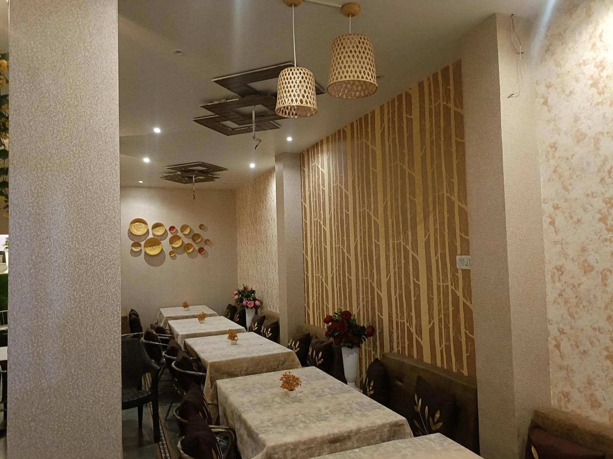 Rk Hotel & Restaurant ديواس المظهر الخارجي الصورة